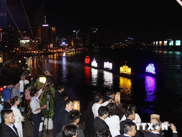 Lighting boat parade enchants audience in Ho Chi Minh city - ảnh 1
